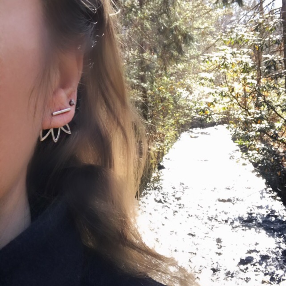 NEW💙💎HP! LOTUS PETAL BAR EARRING💎💙GOLDEN💛LOVE - Picture 5 of 7